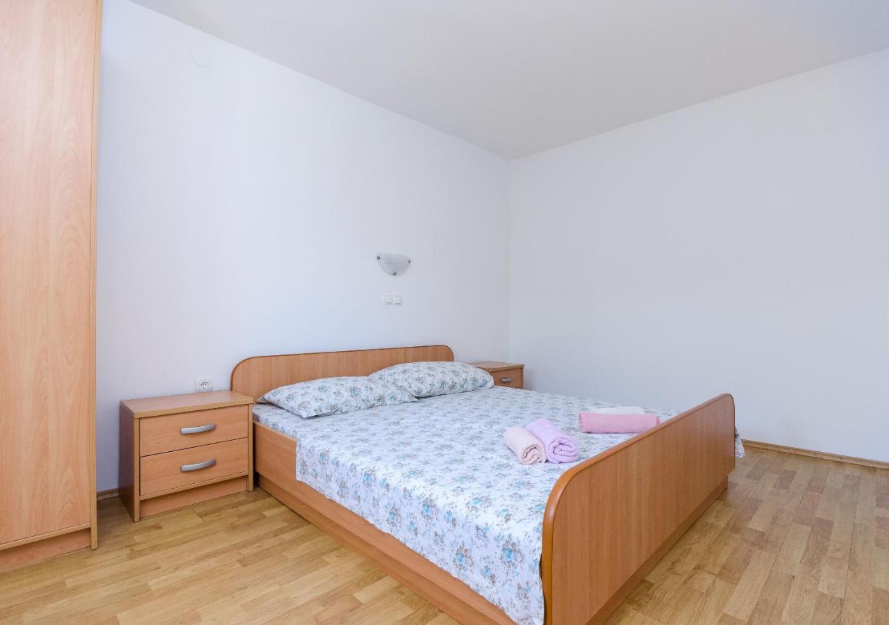 לופאר Apartments Ester מראה חיצוני תמונה