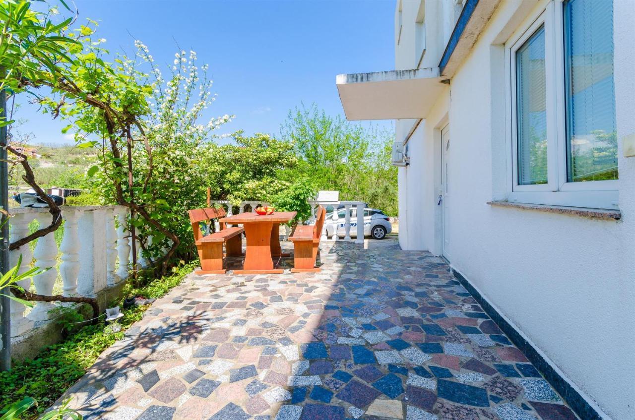 לופאר Apartments Ester מראה חיצוני תמונה