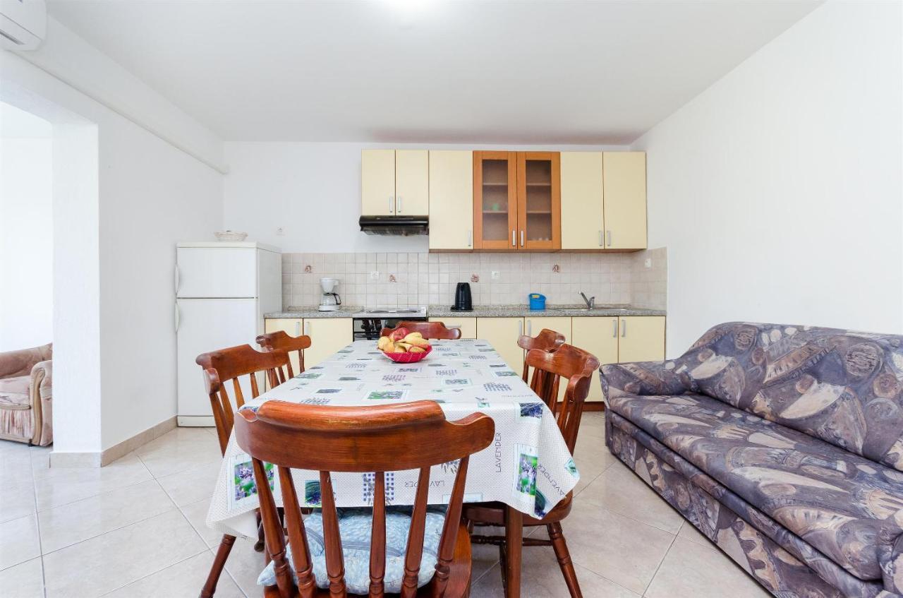 לופאר Apartments Ester מראה חיצוני תמונה