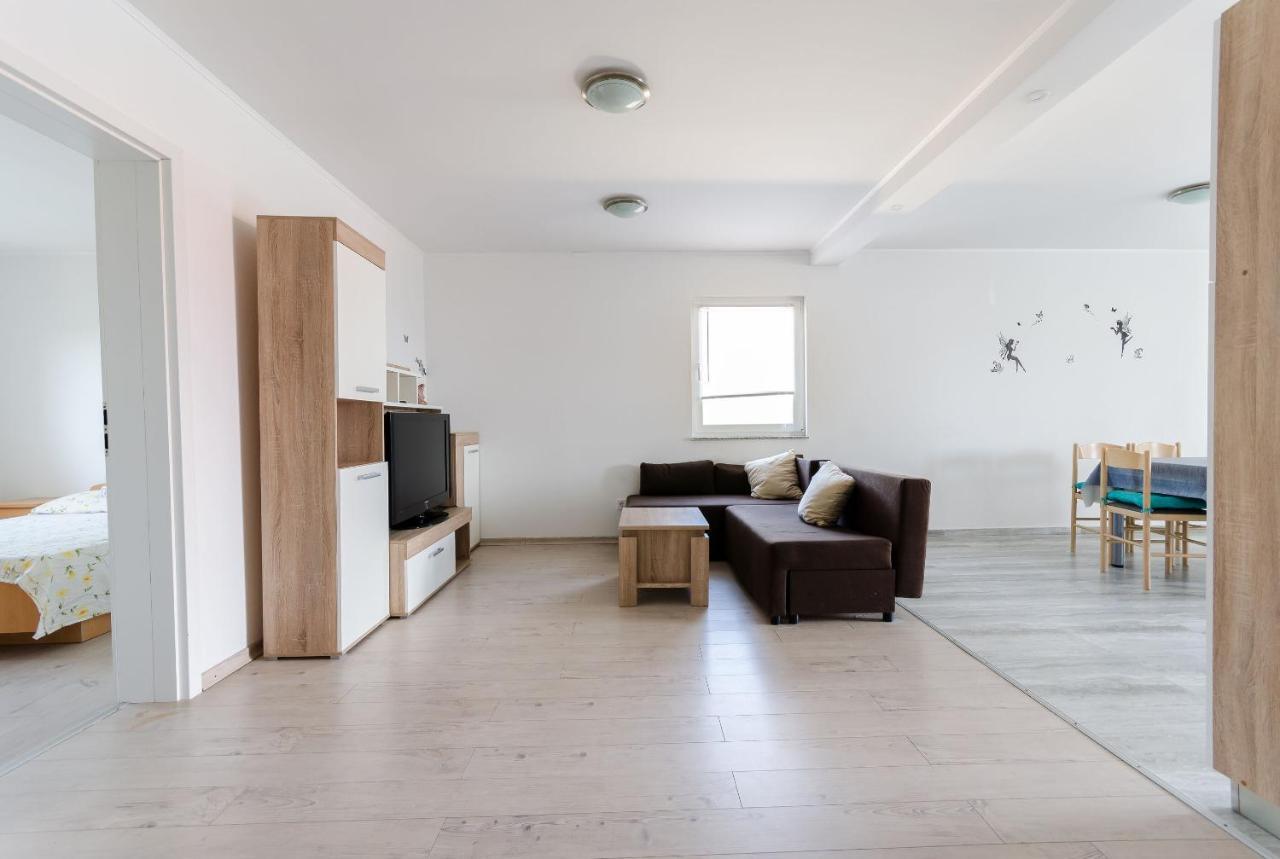 לופאר Apartments Ester מראה חיצוני תמונה