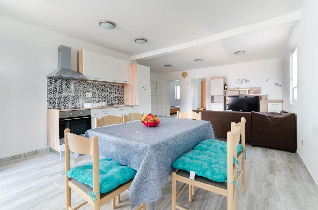 לופאר Apartments Ester מראה חיצוני תמונה