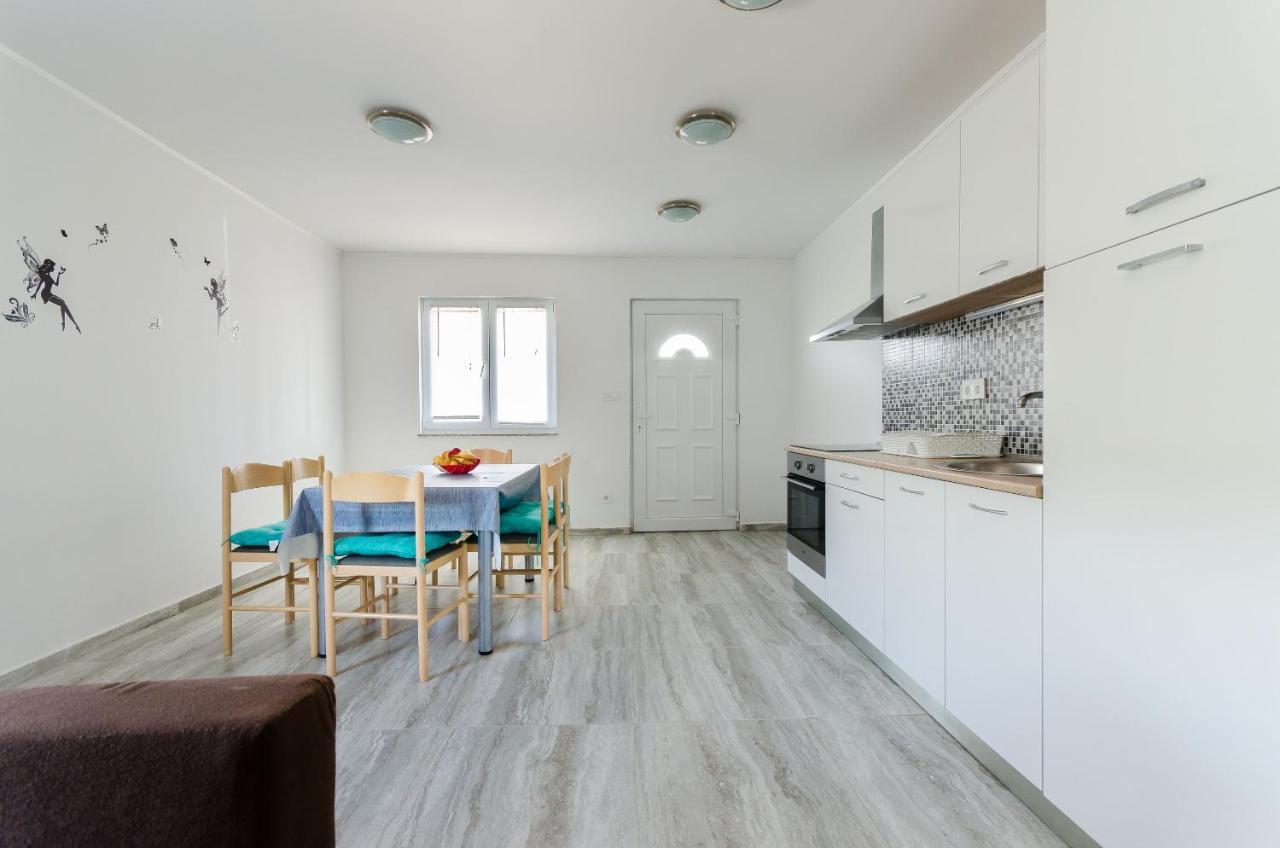 לופאר Apartments Ester מראה חיצוני תמונה