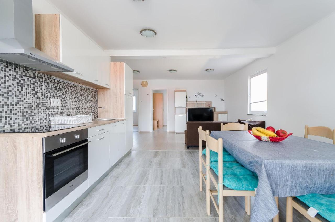 לופאר Apartments Ester מראה חיצוני תמונה