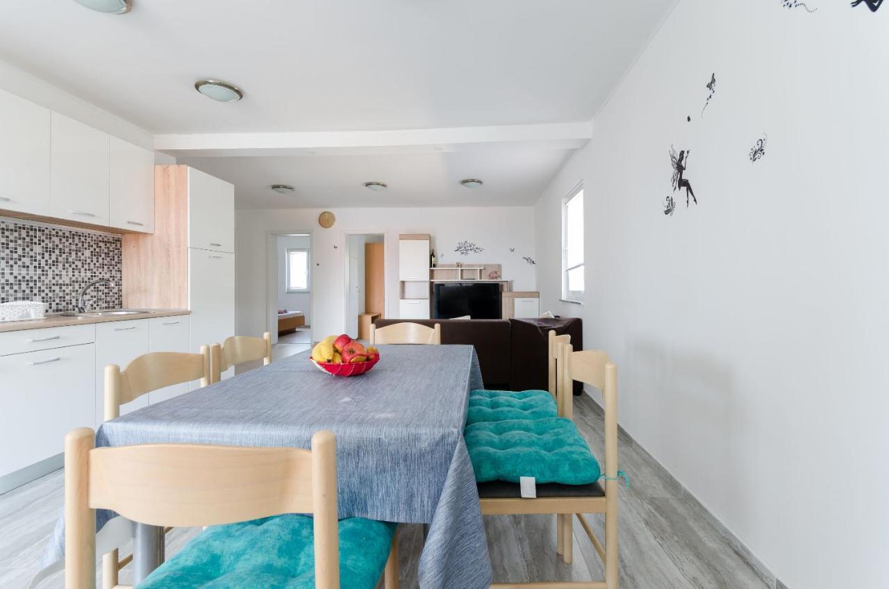 לופאר Apartments Ester מראה חיצוני תמונה