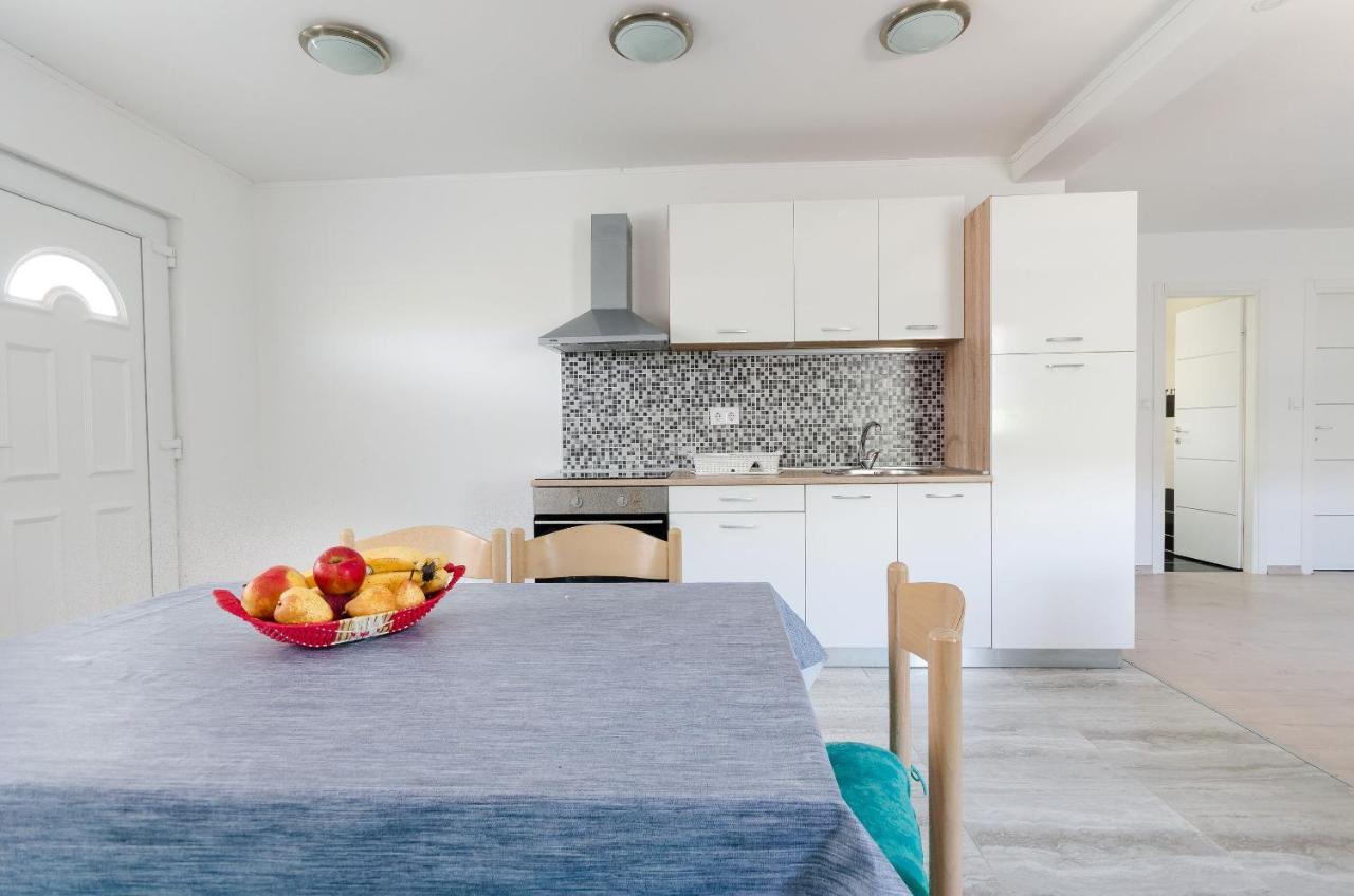 לופאר Apartments Ester מראה חיצוני תמונה