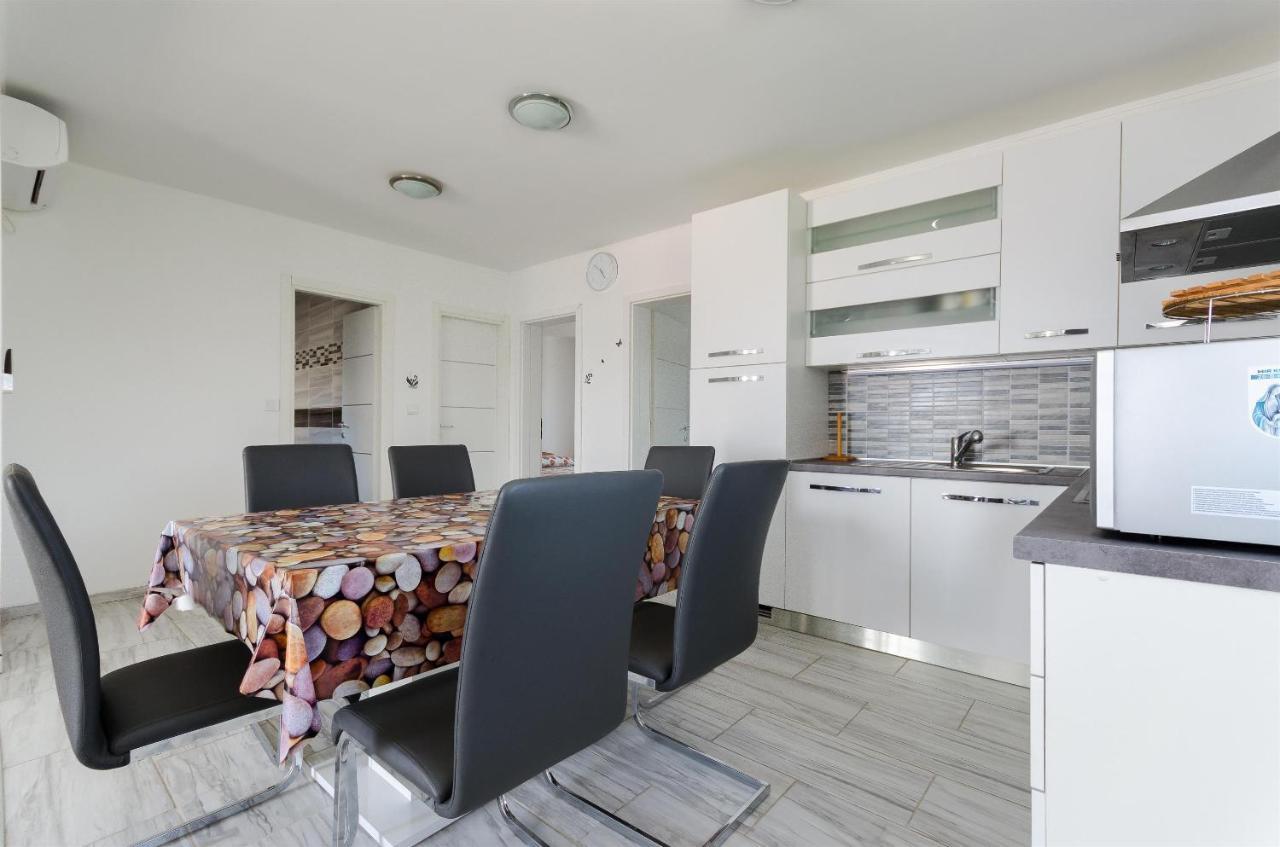 לופאר Apartments Ester מראה חיצוני תמונה