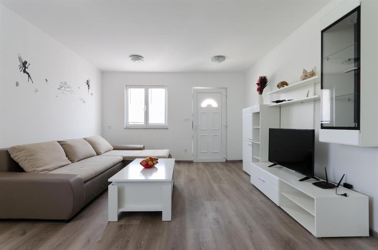 לופאר Apartments Ester מראה חיצוני תמונה