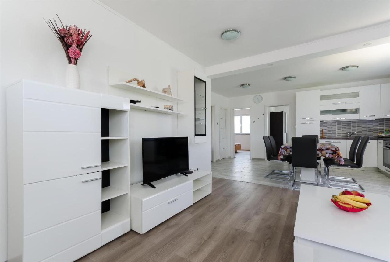 לופאר Apartments Ester מראה חיצוני תמונה