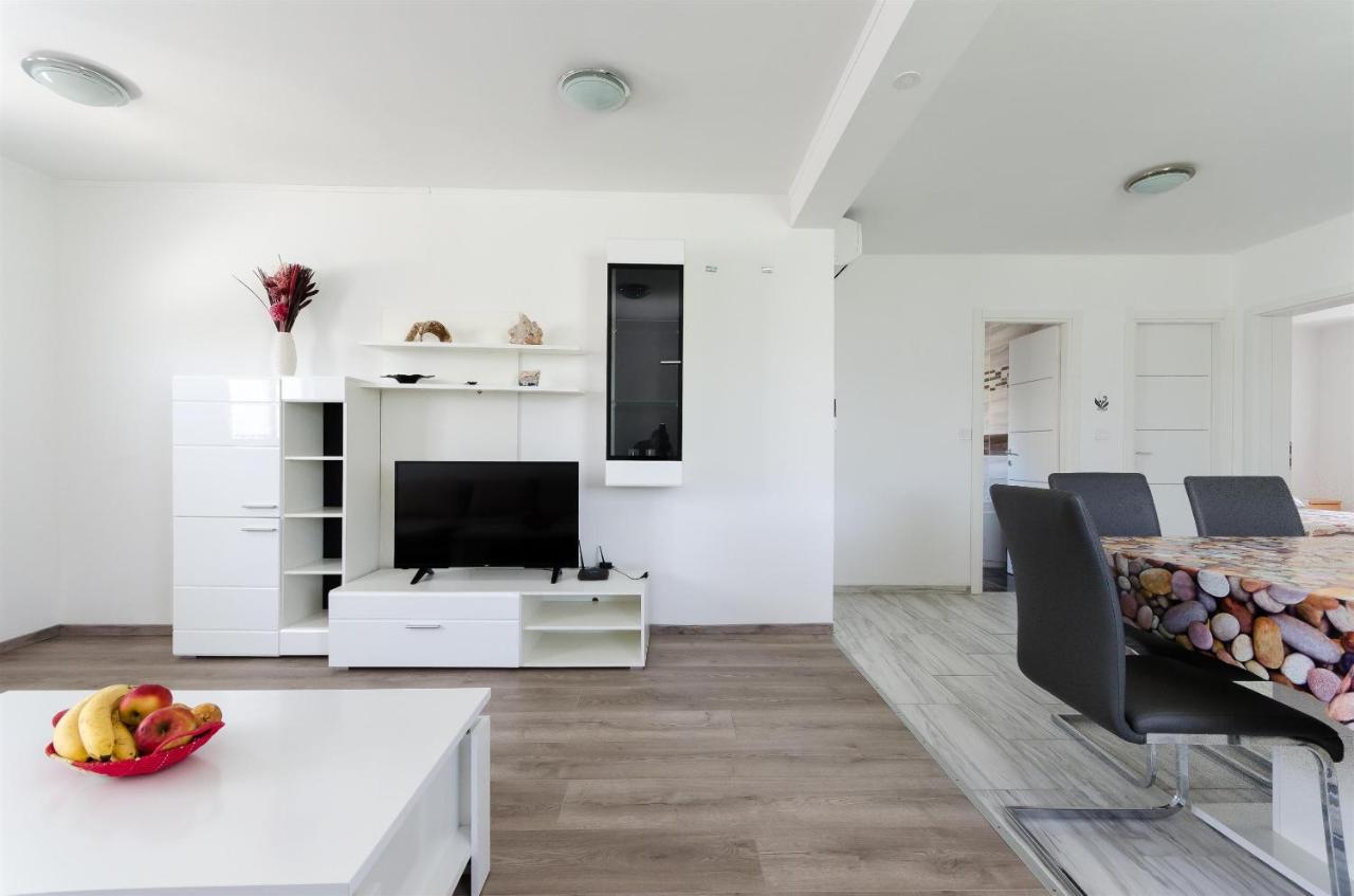 לופאר Apartments Ester מראה חיצוני תמונה