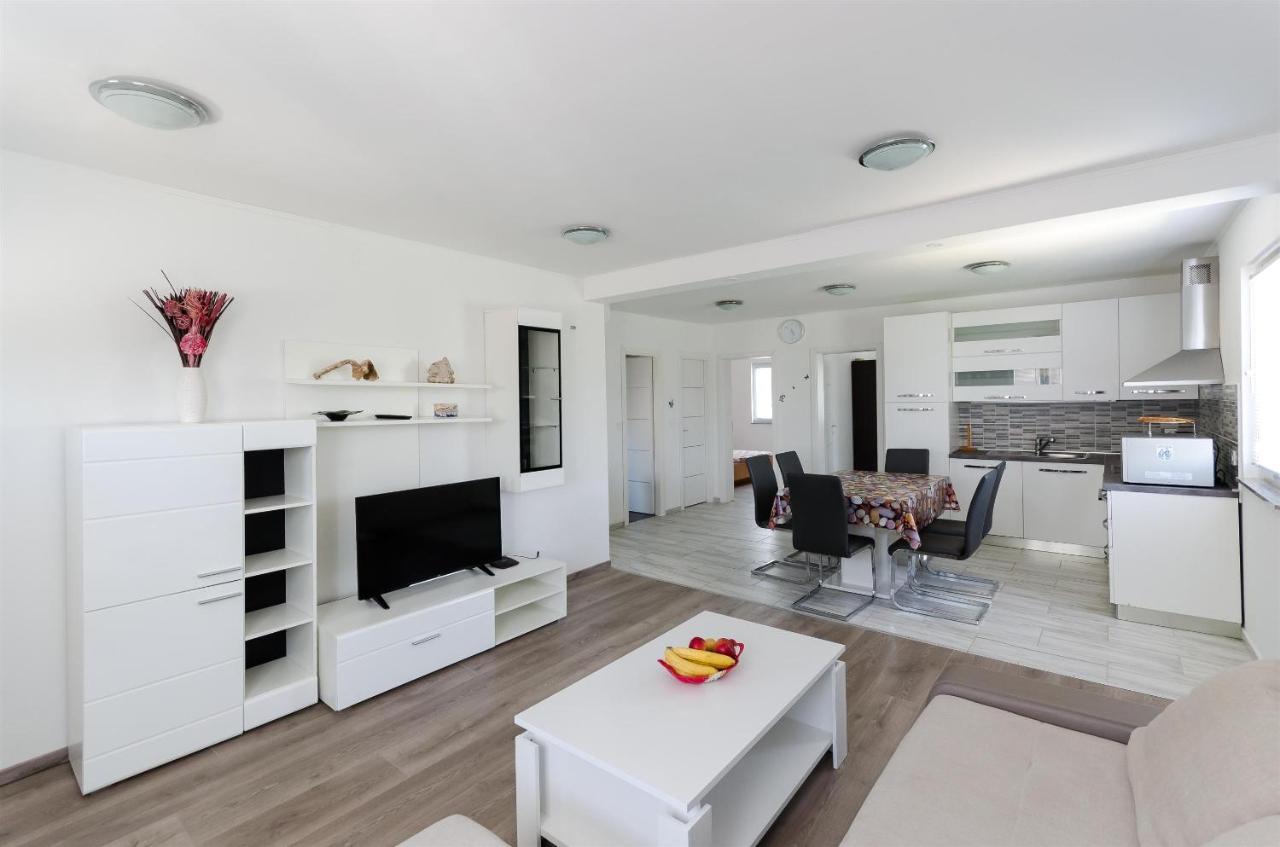 לופאר Apartments Ester מראה חיצוני תמונה