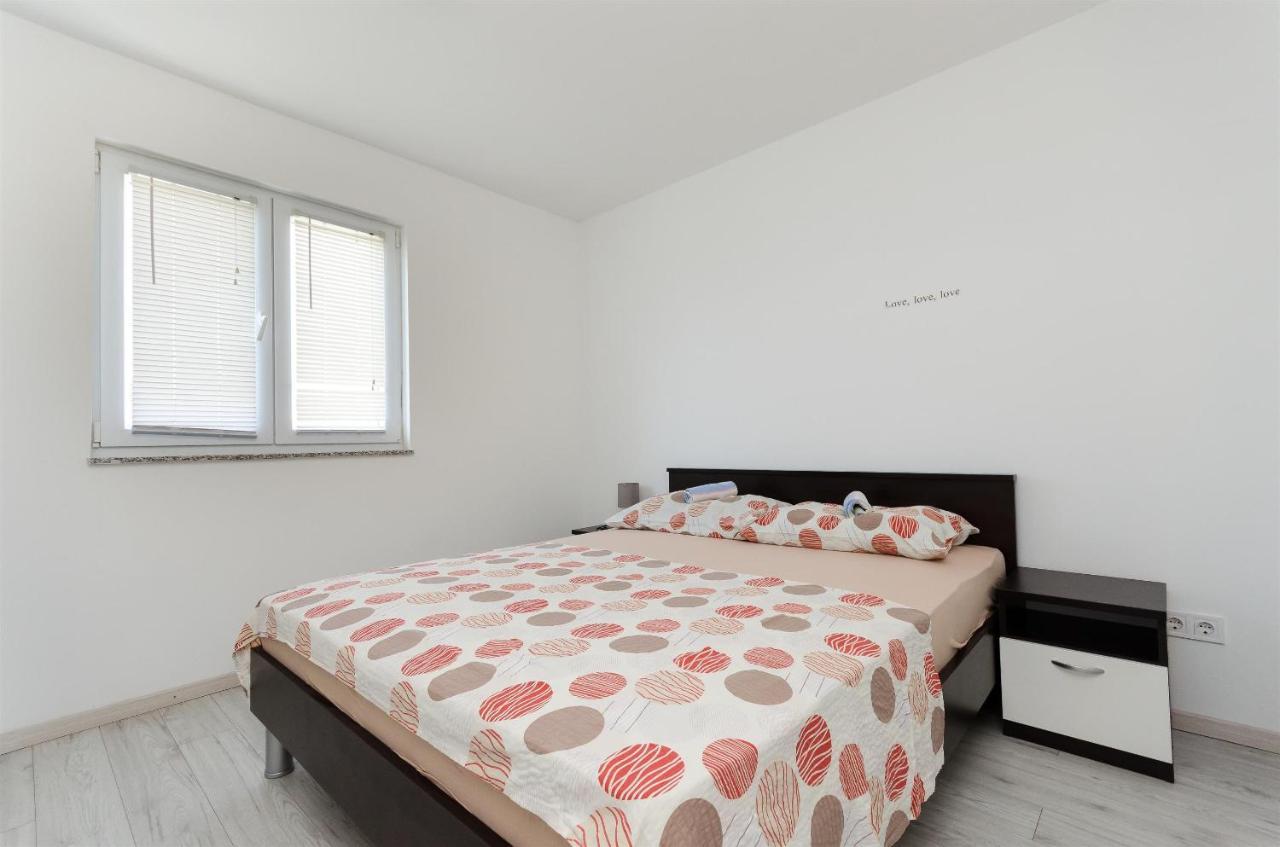 לופאר Apartments Ester מראה חיצוני תמונה