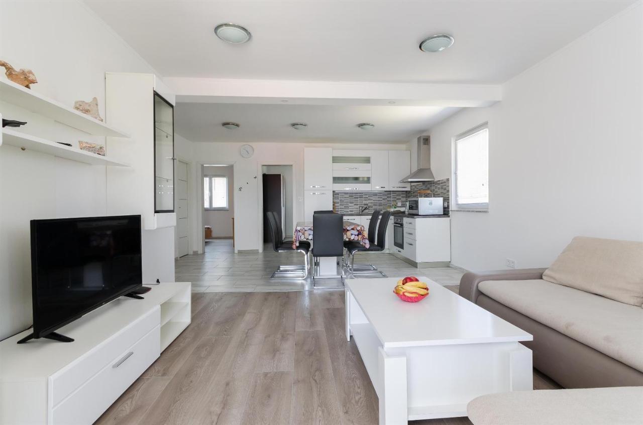 לופאר Apartments Ester מראה חיצוני תמונה