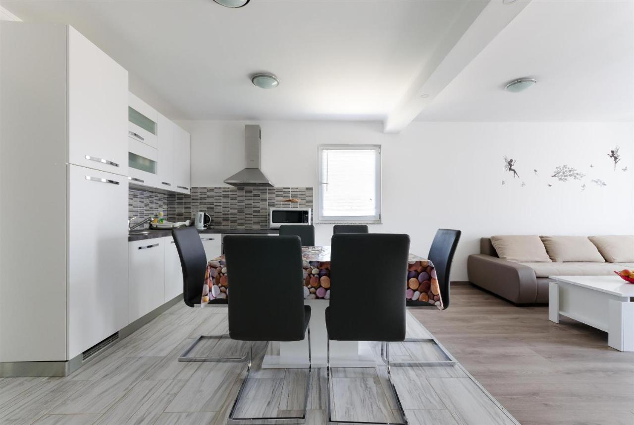 לופאר Apartments Ester מראה חיצוני תמונה