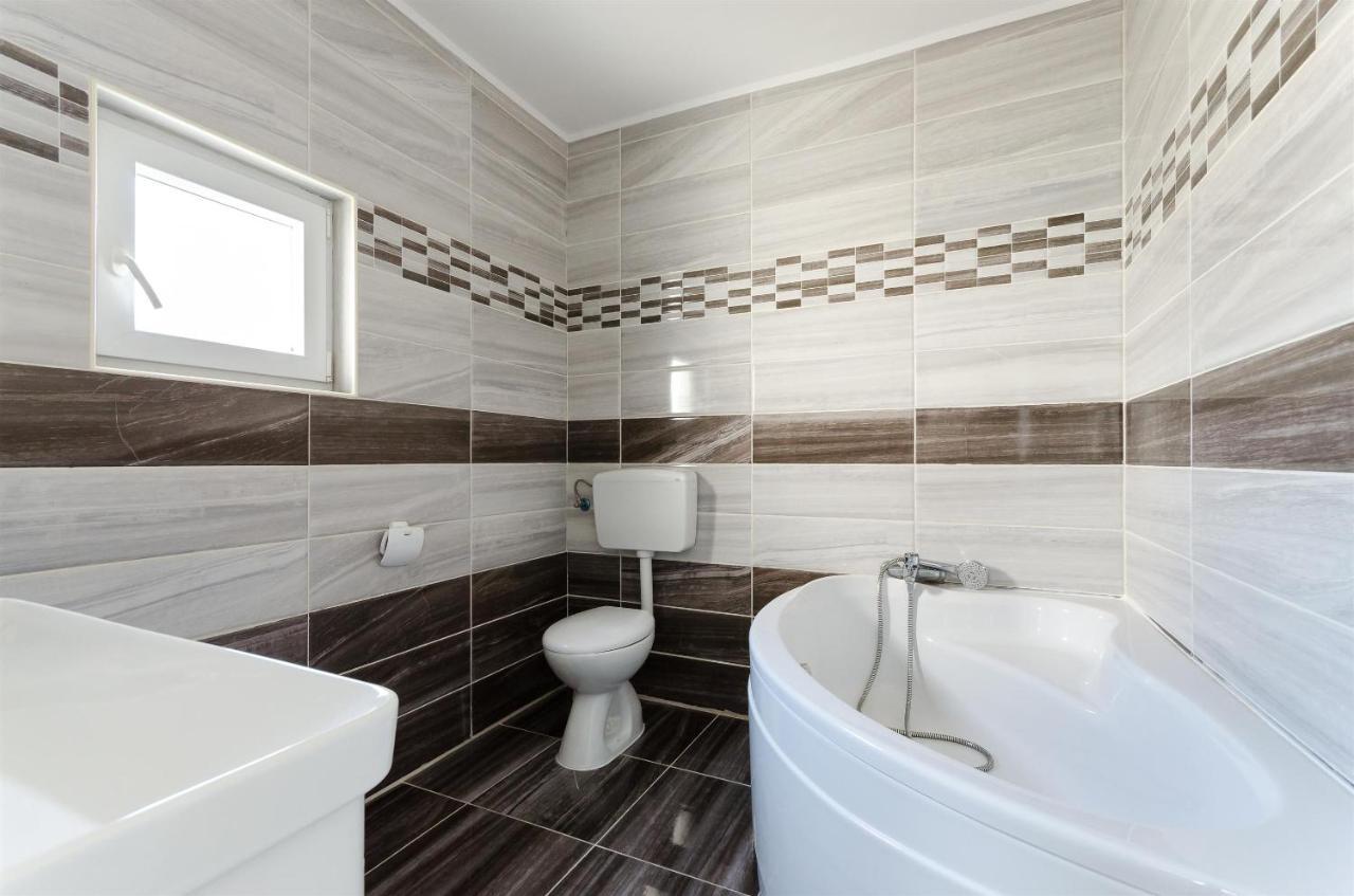 לופאר Apartments Ester מראה חיצוני תמונה
