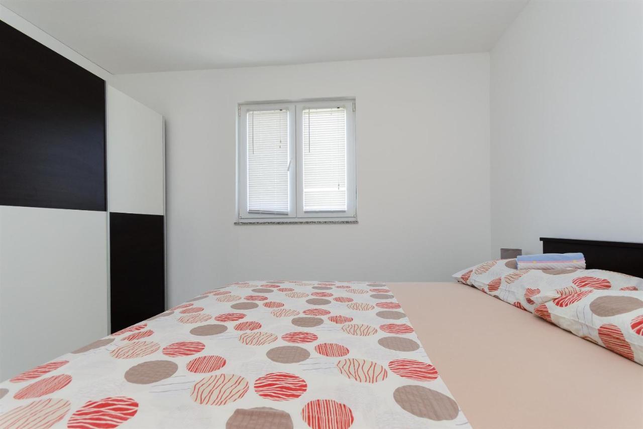 לופאר Apartments Ester מראה חיצוני תמונה